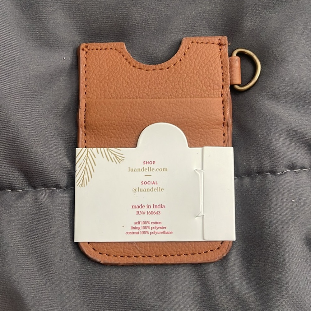 LU + ELLE - THE PARADISE PALM ELASTIC WALLET BEACHLY subscription box fall 2021 - Picture 2 of 4
